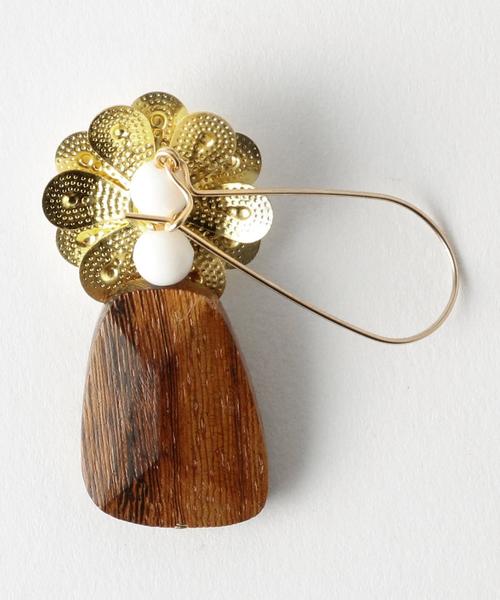 Another Edition（アナザーエディション）の「フラワーウッドピアス ◆（ピアス（両耳用）・レディース・オフホワイト/ライトブルー・FREE）」の4枚目の写真