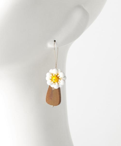 Another Edition（アナザーエディション）の「フラワーウッドピアス ◆（ピアス（両耳用）・レディース・オフホワイト/ライトブルー・FREE）」の6枚目の写真