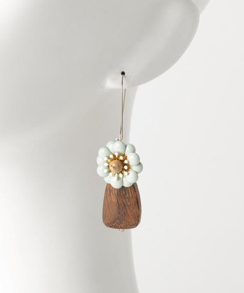Another Edition（アナザーエディション）の「フラワーウッドピアス ◆（ピアス（両耳用）・レディース・オフホワイト/ライトブルー・FREE）」の7枚目の写真
