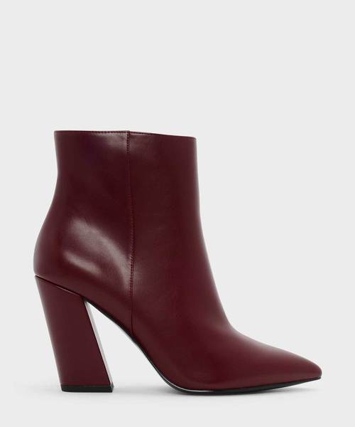 CHARLES & KEITH(チャールズ & キース)の「スランテッドブロックヒールブーツ / SLANTED BLOCK HEEL BOOTS(ブーツ・レディース・ライトグレー/ブラック/バーガンディー・23cm/23.5cm/24.5cm/25cm/25.5cm/22.5cm)」の1枚目の写真
