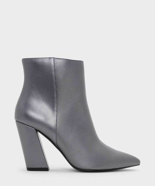 CHARLES & KEITH(チャールズ & キース)の「スランテッドブロックヒールブーツ / SLANTED BLOCK HEEL BOOTS(ブーツ・レディース・ライトグレー/ブラック/バーガンディー・23cm/23.5cm/24.5cm/25cm/25.5cm/22.5cm)」の3枚目の写真