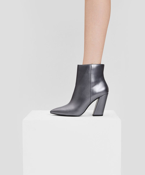 CHARLES & KEITH(チャールズ & キース)の「スランテッドブロックヒールブーツ / SLANTED BLOCK HEEL BOOTS(ブーツ・レディース・ライトグレー/ブラック/バーガンディー・23cm/23.5cm/24.5cm/25cm/25.5cm/22.5cm)」の15枚目の写真