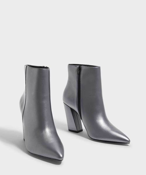 CHARLES & KEITH(チャールズ & キース)の「スランテッドブロックヒールブーツ / SLANTED BLOCK HEEL BOOTS(ブーツ・レディース・ライトグレー/ブラック/バーガンディー・23cm/23.5cm/24.5cm/25cm/25.5cm/22.5cm)」の14枚目の写真