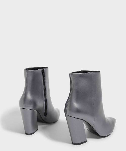 CHARLES & KEITH(チャールズ & キース)の「スランテッドブロックヒールブーツ / SLANTED BLOCK HEEL BOOTS(ブーツ・レディース・ライトグレー/ブラック/バーガンディー・23cm/23.5cm/24.5cm/25cm/25.5cm/22.5cm)」の13枚目の写真