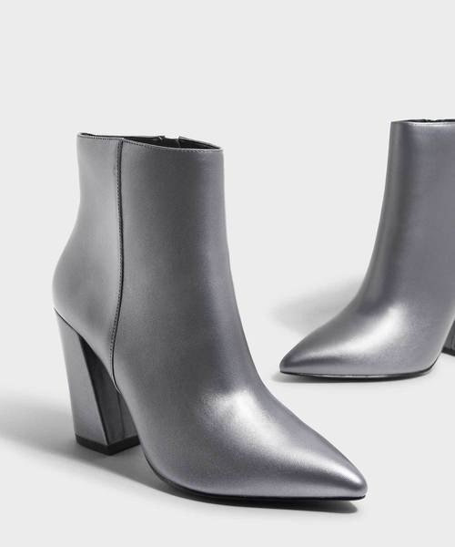 CHARLES & KEITH(チャールズ & キース)の「スランテッドブロックヒールブーツ / SLANTED BLOCK HEEL BOOTS(ブーツ・レディース・ライトグレー/ブラック/バーガンディー・23cm/23.5cm/24.5cm/25cm/25.5cm/22.5cm)」の12枚目の写真