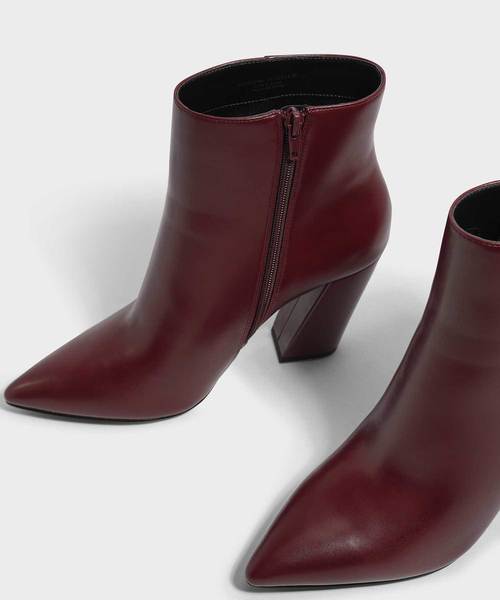 CHARLES & KEITH(チャールズ & キース)の「スランテッドブロックヒールブーツ / SLANTED BLOCK HEEL BOOTS(ブーツ・レディース・ライトグレー/ブラック/バーガンディー・23cm/23.5cm/24.5cm/25cm/25.5cm/22.5cm)」の6枚目の写真