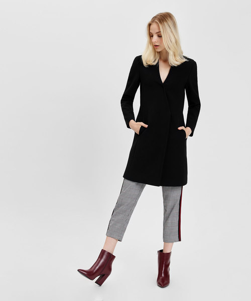 CHARLES & KEITH(チャールズ & キース)の「スランテッドブロックヒールブーツ / SLANTED BLOCK HEEL BOOTS(ブーツ・レディース・ライトグレー/ブラック/バーガンディー・23cm/23.5cm/24.5cm/25cm/25.5cm/22.5cm)」の5枚目の写真