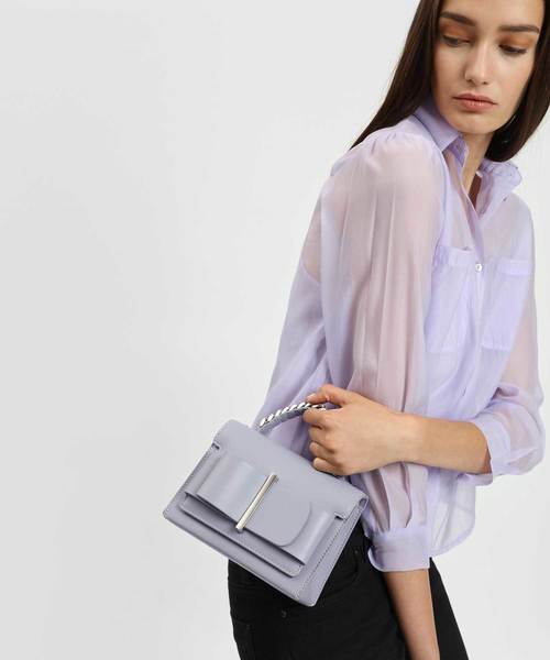 CHARLES & KEITH（チャールズ & キース）の「ボウディテールハンドバッグ / Bow Detail Handbag（ハンドバッグ・レディース・マスタード/ダークグリーン/プラム・S）」の4枚目の写真