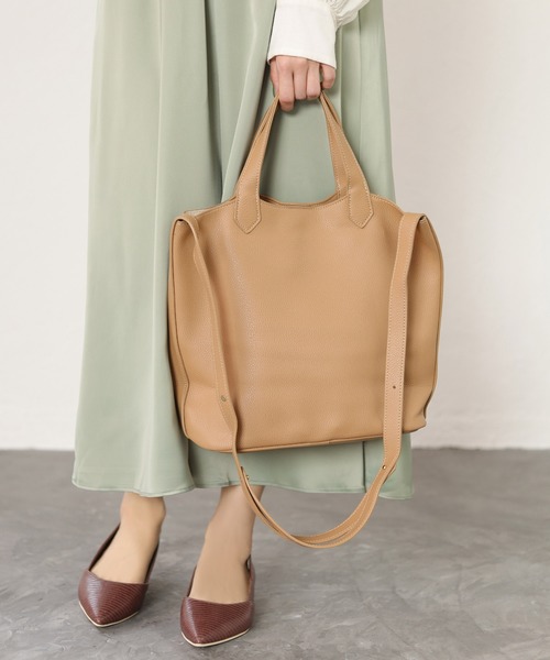 SESTO(セスト)の「レザー調ショルダートートバッグ(トートバッグ・レディース・ベージュ/ブラック/キャメル・ONE SIZE)」の1枚目の写真