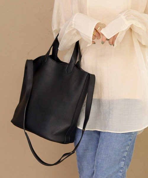 SESTO(セスト)の「レザー調ショルダートートバッグ(トートバッグ・レディース・ベージュ/ブラック/キャメル・ONE SIZE)」の2枚目の写真