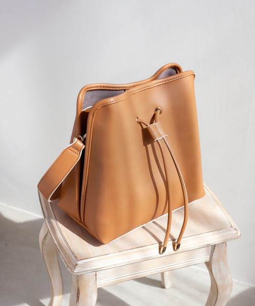 ANEMONE（アネモネ）の「ポイントバイカラーの2WAYスクエア巾着