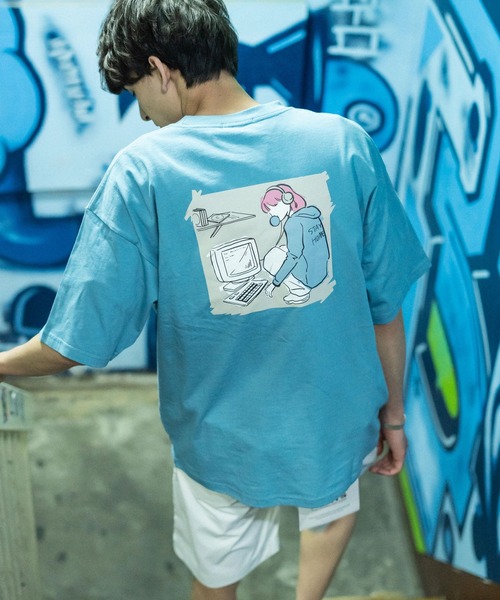 Rocky Monroe（ロッキーモンロー）の「オーバーサイズ レトロモダン グラフィックバックプリントT（Tシャツ/カットソー・メンズ・サックスブルー系/ブラック系2/グリーン系1/ホワイト系2/サックスブルー系1/ブラック系1/グレイッシュベージュ/オフホワイト/グレー系/ブラック/ベージュ系/グリーン系2/パープル/パープル系/サックスブルー系2/ベージュ系1/ベージュ系2/ホワイト系1/サックスブルー/ホワイト系・S/M/L）」の16枚目の写真