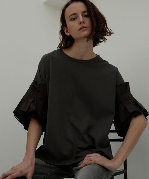 LUGIVA（ルギヴァ）の「ボリュームタック袖Tシャツ（Tシャツ/カットソー・レディース・オフホワイト/ブラック/チャコールグレー・M）」の3枚目の写真