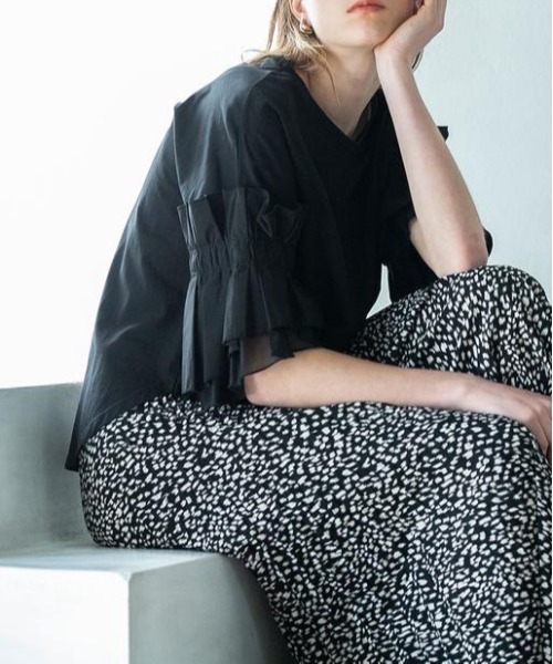 LUGIVA（ルギヴァ）の「ボリュームタック袖Tシャツ（Tシャツ/カットソー・レディース・オフホワイト/ブラック/チャコールグレー・M）」の6枚目の写真