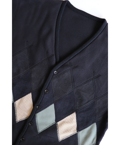 AlexanderLeeChang（アレキサンダーリーチャン）の「AlexanderLeeChang/アレキサンダーリーチャン ARGYLE FLEECE CARDIGAN 21（カーディガン/ボレロ・メンズ・ブラック/ベージュ・2/3）」の4枚目の写真