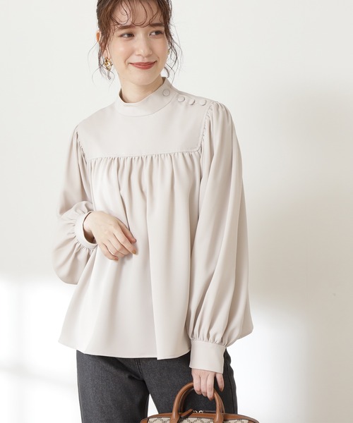 N.(N. Natural Beauty Basic)(エヌエヌナチュラルビューティーベーシック)の「◆肩ボタンハイネックギャザーブラウス(シャツ/ブラウス・レディース・オフホワイト/ブラック/カーキ・MEDIUM)」の2枚目の写真