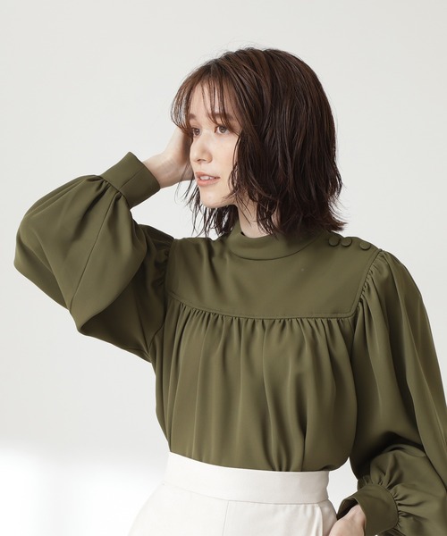 N.(N. Natural Beauty Basic)(エヌエヌナチュラルビューティーベーシック)の「◆肩ボタンハイネックギャザーブラウス(シャツ/ブラウス・レディース・オフホワイト/ブラック/カーキ・MEDIUM)」の3枚目の写真