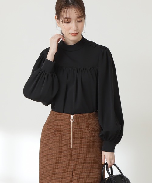 N.(N. Natural Beauty Basic)(エヌエヌナチュラルビューティーベーシック)の「◆肩ボタンハイネックギャザーブラウス(シャツ/ブラウス・レディース・オフホワイト/ブラック/カーキ・MEDIUM)」の1枚目の写真