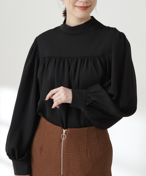 N.(N. Natural Beauty Basic)(エヌエヌナチュラルビューティーベーシック)の「◆肩ボタンハイネックギャザーブラウス(シャツ/ブラウス・レディース・オフホワイト/ブラック/カーキ・MEDIUM)」の7枚目の写真