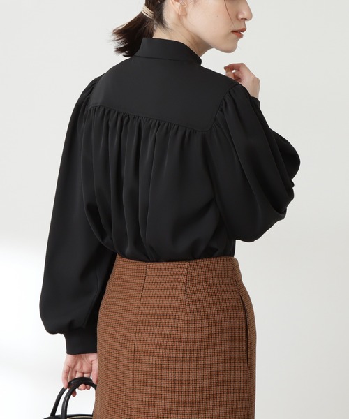 N.(N. Natural Beauty Basic)(エヌエヌナチュラルビューティーベーシック)の「◆肩ボタンハイネックギャザーブラウス(シャツ/ブラウス・レディース・オフホワイト/ブラック/カーキ・MEDIUM)」の4枚目の写真