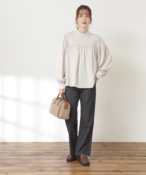 N.(N. Natural Beauty Basic)(エヌエヌナチュラルビューティーベーシック)の「◆肩ボタンハイネックギャザーブラウス(シャツ/ブラウス・レディース・オフホワイト/ブラック/カーキ・MEDIUM)」の6枚目の写真