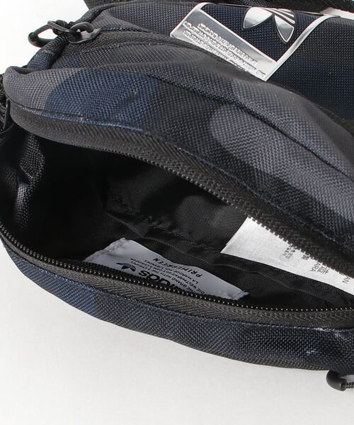 adidas（アディダス）の「カモ フェスティバル バッグ / アディダスオリジナルス（ショルダーバッグ・メンズ・ダークグレー・FREE）」の2枚目の写真