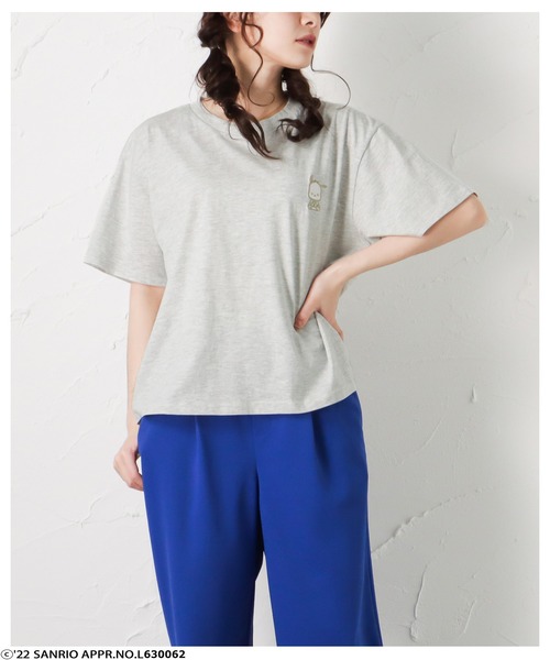 Mac-House(マックハウス)の「サンリオ左胸ワンポイント刺繍Tシャツ(Tシャツ/カットソー・レディース・ホワイト/サックスブルー/ピンク/イエロー/グリーン/オートミール・フリー)」の3枚目の写真