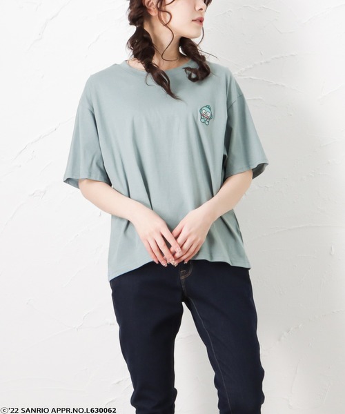 Mac-House(マックハウス)の「サンリオ左胸ワンポイント刺繍Tシャツ(Tシャツ/カットソー・レディース・ホワイト/サックスブルー/ピンク/イエロー/グリーン/オートミール・フリー)」の5枚目の写真
