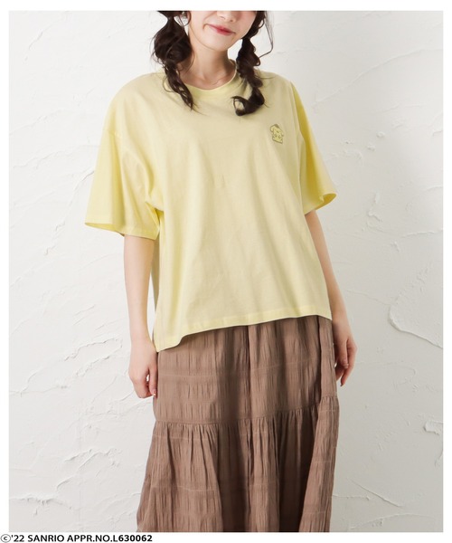 Mac-House(マックハウス)の「サンリオ左胸ワンポイント刺繍Tシャツ(Tシャツ/カットソー・レディース・ホワイト/サックスブルー/ピンク/イエロー/グリーン/オートミール・フリー)」の2枚目の写真