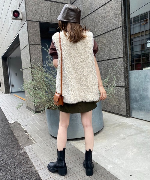 one after another NICE CLAUP（ワンアフターアナザーナイスクラップ）の「一目で旬なコーディネートに。フェイクファーベスト（ベスト・レディース・オフホワイト/スモークピンク/モカ・FREE）」の13枚目の写真