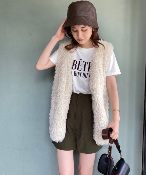 one after another NICE CLAUP（ワンアフターアナザーナイスクラップ）の「一目で旬なコーディネートに。フェイクファーベスト（ベスト・レディース・オフホワイト/スモークピンク/モカ・FREE）」の15枚目の写真