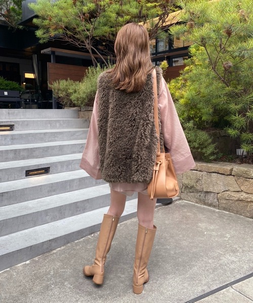 one after another NICE CLAUP（ワンアフターアナザーナイスクラップ）の「一目で旬なコーディネートに。フェイクファーベスト（ベスト・レディース・オフホワイト/スモークピンク/モカ・FREE）」の20枚目の写真