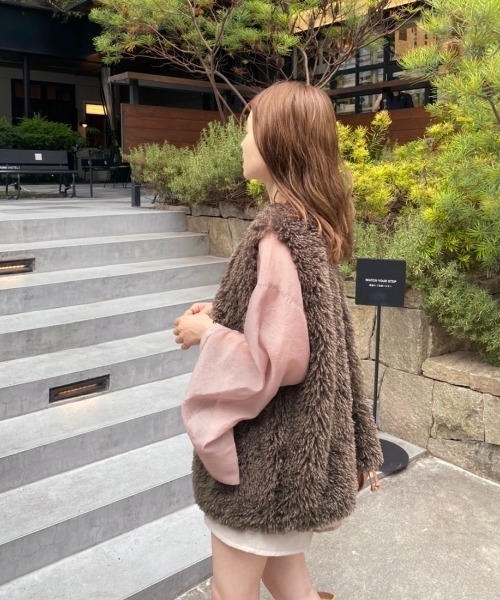 one after another NICE CLAUP（ワンアフターアナザーナイスクラップ）の「一目で旬なコーディネートに。フェイクファーベスト（ベスト・レディース・オフホワイト/スモークピンク/モカ・FREE）」の21枚目の写真