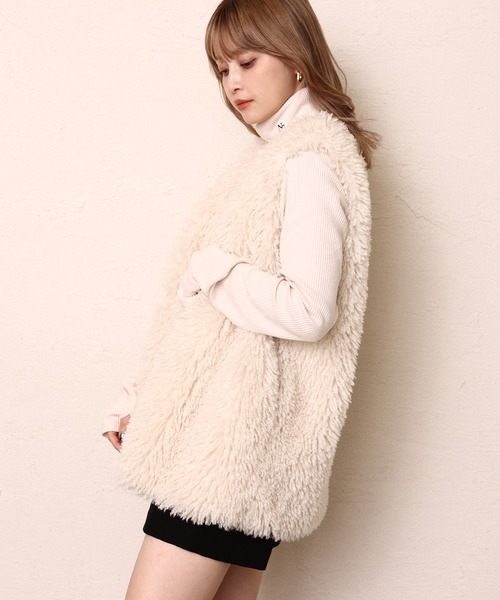 一目で旬なコーディネートに。フェイクファーベスト（ベスト）｜one