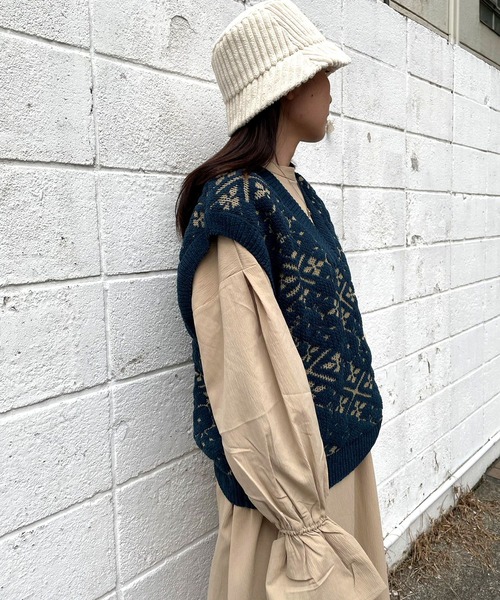 JUGLANS(ユグランス)の「☆ コーデの主役に。総柄ジャガード深Vネックベスト U5146(ベスト・レディース・アイボリー/モスグリーン・FREE)」の16枚目の写真