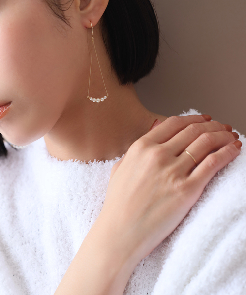 Lilas(リラ)の「グラデーションパールカーブモチーフピアス K10(両耳)(ピアス(両耳用)・レディース・ゴールド・FREE)」の1枚目の写真