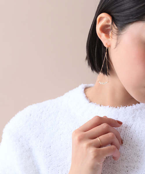 Lilas(リラ)の「グラデーションパールカーブモチーフピアス K10(両耳)(ピアス(両耳用)・レディース・ゴールド・FREE)」の2枚目の写真