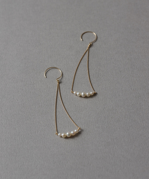 Lilas(リラ)の「グラデーションパールカーブモチーフピアス K10(両耳)(ピアス(両耳用)・レディース・ゴールド・FREE)」の4枚目の写真