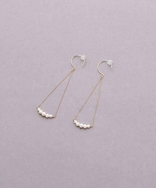 Lilas(リラ)の「グラデーションパールカーブモチーフピアス K10(両耳)(ピアス(両耳用)・レディース・ゴールド・FREE)」の5枚目の写真