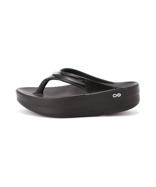 OOFOS(ウーフォス)の「OOFOS/ウーフォス OOmega リカバリーサンダル 厚底(サンダル・レディース・ブラック・25.0/24.0/23.0)」の3枚目の写真