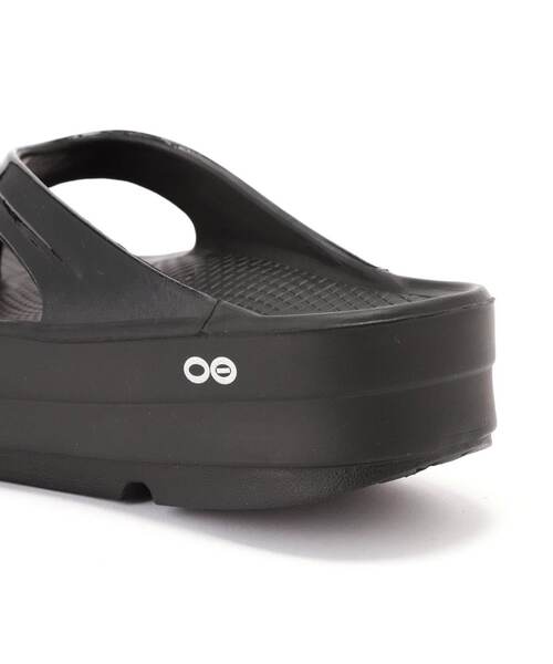 OOFOS(ウーフォス)の「OOFOS/ウーフォス OOmega リカバリーサンダル 厚底(サンダル・レディース・ブラック・25.0/24.0/23.0)」の8枚目の写真