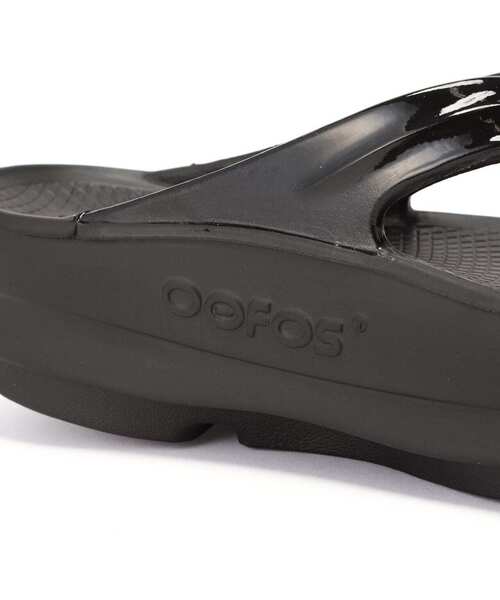OOFOS(ウーフォス)の「OOFOS/ウーフォス OOmega リカバリーサンダル 厚底(サンダル・レディース・ブラック・25.0/24.0/23.0)」の9枚目の写真