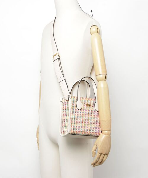 Guess(ゲス)の「SILVANA 2 Compartment Tote(トートバッグ・レディース・ストーン・ONE SIZE)」の17枚目の写真