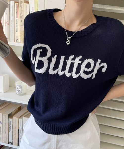 NANING9(ナンニング)の「NANING9 Butterフロントレタリングラウンドネック半袖ニット(Tシャツ/カットソー・レディース・アイボリー/ピンク/ネイビー・FREE)」の2枚目の写真
