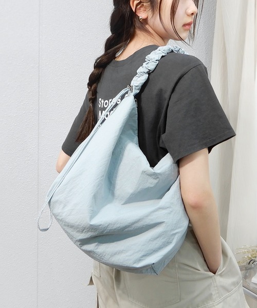 minia（ミニア）の「シャカシャカ素材のドロストショルダー（ショルダーバッグ・レディース・ブラック/ピンク/ブルー/グリーン/アイボリー・FREE）」の4枚目の写真