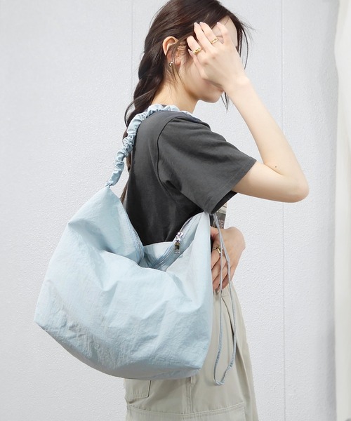 minia（ミニア）の「シャカシャカ素材のドロストショルダー（ショルダーバッグ・レディース・ブラック/ピンク/ブルー/グリーン/アイボリー・FREE）」の16枚目の写真