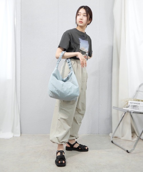 minia（ミニア）の「シャカシャカ素材のドロストショルダー（ショルダーバッグ・レディース・ブラック/ピンク/ブルー/グリーン/アイボリー・FREE）」の17枚目の写真