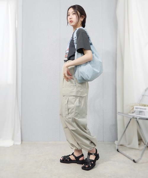 minia（ミニア）の「シャカシャカ素材のドロストショルダー