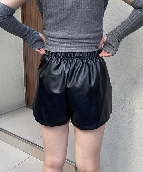 SPIGA（スピーガ）の「ﾌｪｲｸﾚｻﾞｰﾌﾛﾝﾄZIPｼｮｰﾄﾊﾟﾝﾂ（その他パンツ・レディース・ブラウン/ブラック・MEDIUM/SMALL）」の9枚目の写真