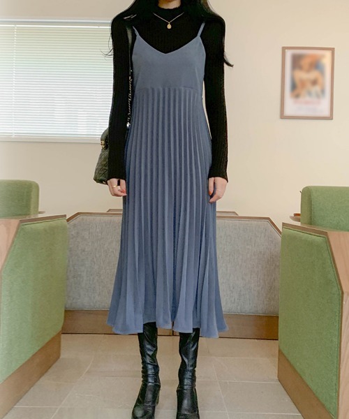 Miniministore(ミニミニストア)の「プリーツ キャミソールワンピース(ワンピース・レディース・ブルー/ブラック/ブラウン・M/L/S)」の4枚目の写真